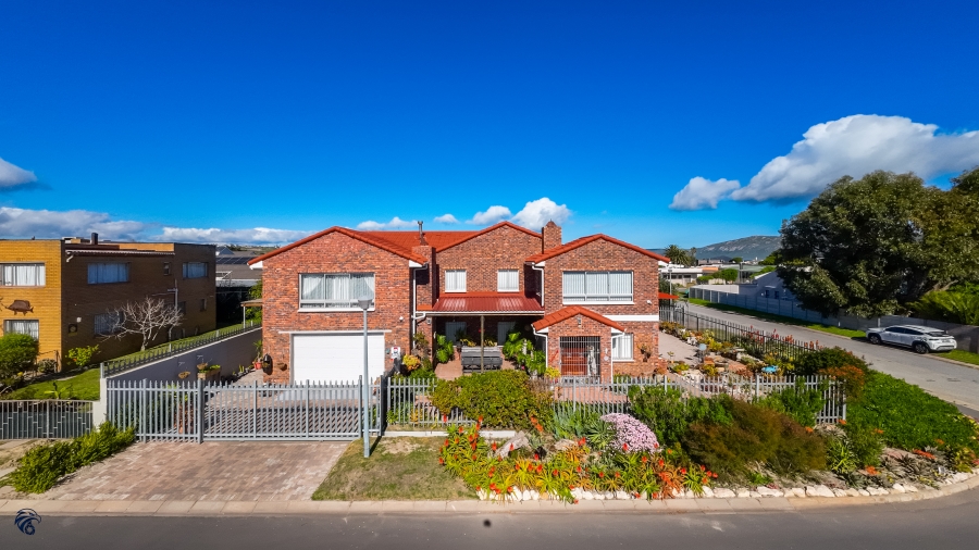 5 Bedroom Property for Sale in Middedorp Western Cape